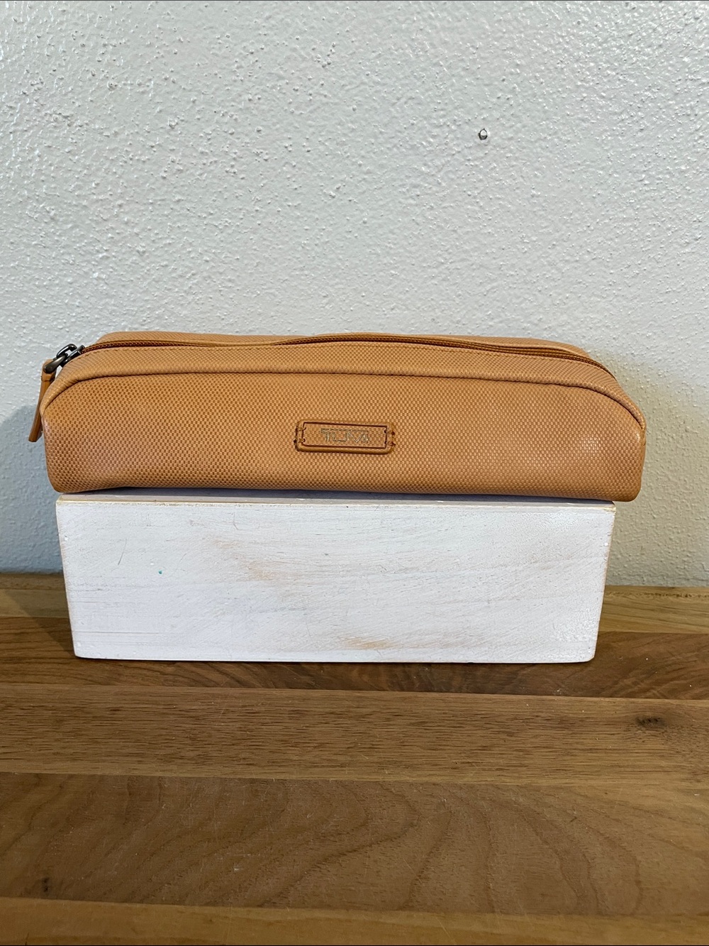 Tumi Leather Travel Toiletry Bag Tan Zip Cosmetic Organizer Case Pouch Commute